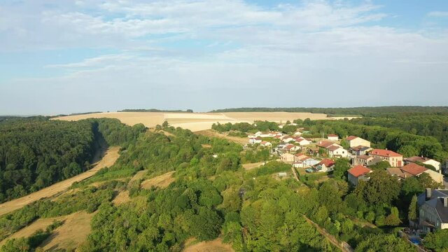 Le village de Hattonch&acirc;tel au sommet d'une colline entour&eacute; de la campagne et des for&ecirc;ts verdoyantes dans la Meuse, en Lorraine dans le Grand Est de la France, en &eacute;t&eacute; et en drone.