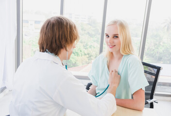 Obraz premium A doctor is examining the heartbeat of the patient