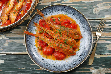pesce gallinella di mare in salsa di  pomodori freschi