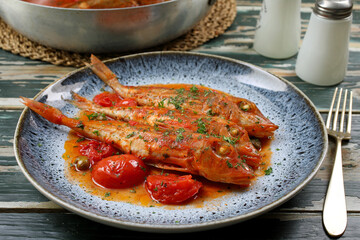 pesce gallinella di mare in salsa di  pomodori freschi