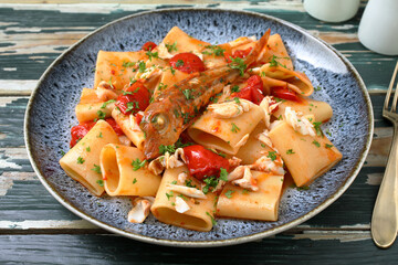 Pasta con pesce e pomodori freschi gallinella di mare