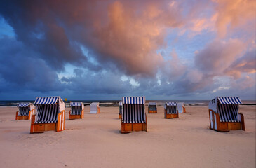 Wschód słońca na wybrzeżu Morza Bałtyckiego,kosze plażowe ,plaża,Kołobrzeg,Polska.