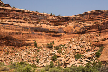 Fototapeta premium Crumbling rock formations and rocks fallen down into Arches National Park, Utah