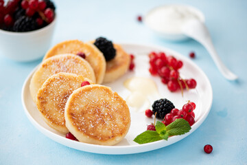 cottage cheese pancakes with berries and sour cream