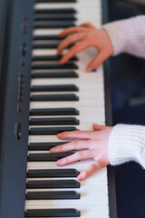 Fototapeta na wymiar 外出を控え自宅でピアノを弾いて過ごす女の子【ウィズコロナのニューノーマル】
