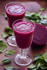 Smoothies of beet and spinach with lime.