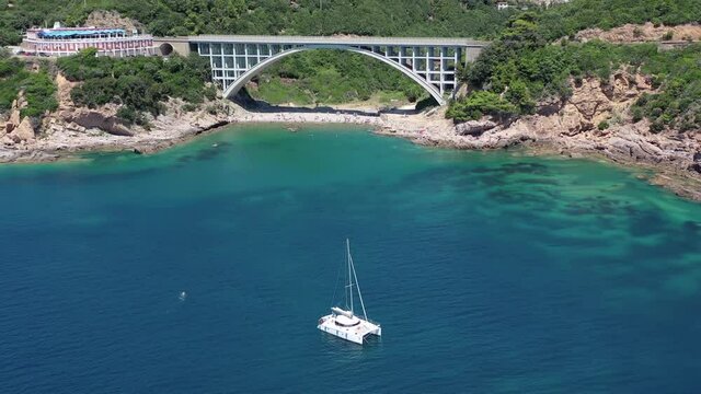 Un catamarano ormeggiato nella baia di Calignaia, Livorno, Toscana. Italia.