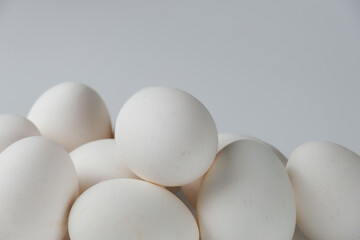 Nahaufnahme von frischen weißen Eier als Zutat vor einem neutralen weiß-grauen Hintergrund