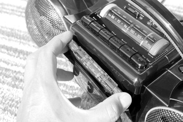 Radio portatile vintage per cassette audio per ascoltare la musica