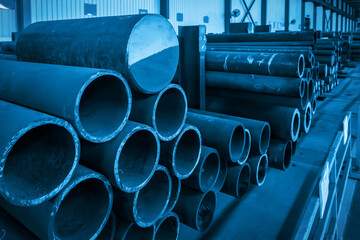 The steel pipes are stacked in the workshop warehouse