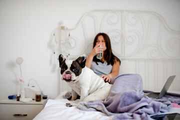 Naklejka premium Caucasian sick girl take a medicine