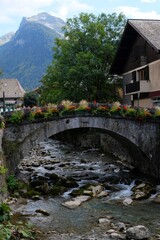 Fototapeta na wymiar Pont fleuri à Morzine en Haute-Savoie