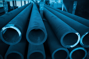 The steel pipes are stacked in the workshop warehouse