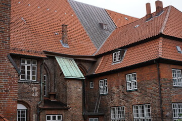 Fototapeta na wymiar Altes Backsteingebäude in Lübeck