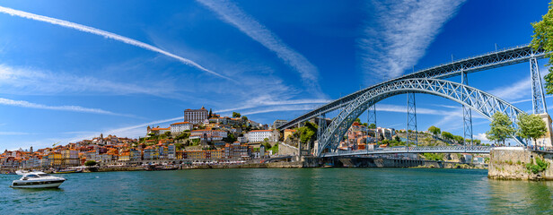 Obraz premium Panorama of the riverbank of Ribeira District and Dom Luis I Bridge in Porto, Portugal