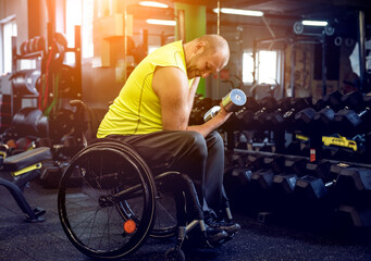 Obraz premium Disabled man training in the gym of rehabilitation center