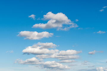 Nuages dans un ciel bleu