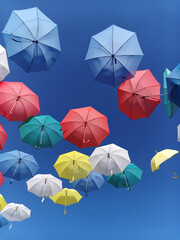 Ciel bleu et parapluies volants