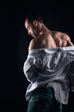 Retrato de hombre vistiendo camisa.