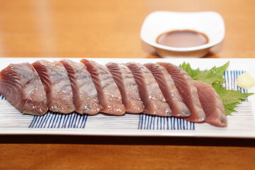 新鮮なカツオの刺身