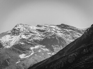 Montagne en noir et blanc