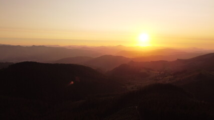 Obraz premium sunset on the basque mountains