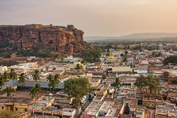 Obraz premium Badami landscape with rocks and historical Hindu and Jain cave temples. Town in the Bagalkot district in northern part of Karnataka, India.