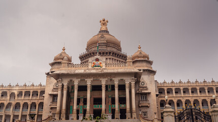 Obraz premium Suvarna Vidhana Soudha, bengaluru- 06 september 2020: indian vidhana soudha with the architectural 