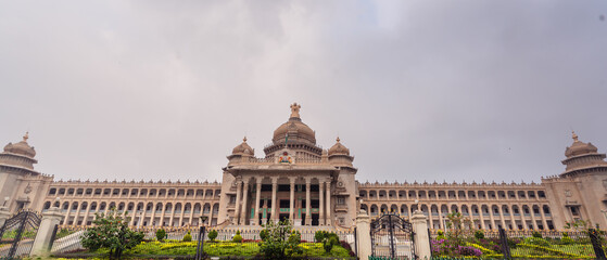 Obraz premium Suvarna Vidhana Soudha, bengaluru- 06 september 2020: indian vidhana soudha with the architectural 