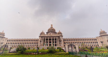 Obraz premium Suvarna Vidhana Soudha, bengaluru- 06 september 2020: indian vidhana soudha with the architectural 