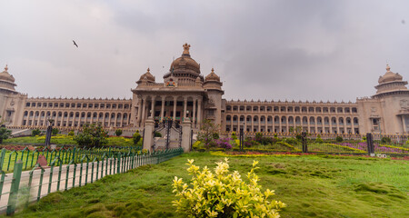 Obraz premium Suvarna Vidhana Soudha, bengaluru- 06 september 2020: indian vidhana soudha with the architectural 