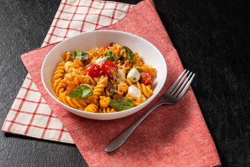 ショートパスタのトマト&バジル&チーズ料理　Basil and cheese sauce pasta
