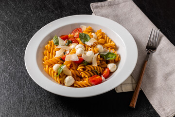 ショートパスタのトマト&バジル&チーズ料理　Basil and cheese sauce pasta