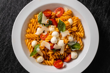 ショートパスタのトマト&バジル&チーズ料理　Basil and cheese sauce pasta