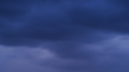 Nuages bleu&acirc;tres en fin de soir&eacute;e