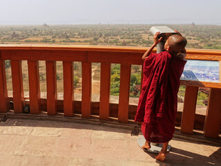 Junger Mönch mit Ausblick in Bagan, Myanmar