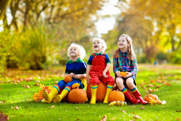 Fototapeta premium Kids having fun at pumpkin patch