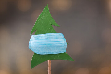 Weihnachtsbaum trägt Coronavirus Gesichtsmaske