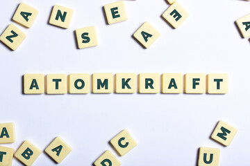 Atomkraft in Buchstaben auf Würfel und weißer Hintergrund © Nico