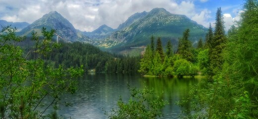 Fototapeta na wymiar lake in the mountains Štrbské Pleso