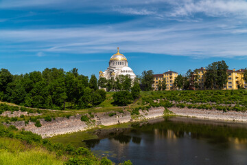 Fototapeta na wymiar Summer views of St. Nicholas Sea Cathedral from the Summer garden in Kronstadt.