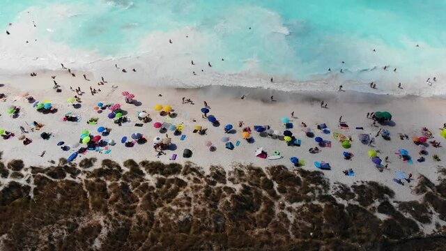 Drohnen Flug in Italien White Sand Beach mit Touristen Strand und Sonnenschirmen auf dem rosignano marittimo spiagge bianche