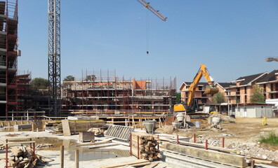 Lavori in corso nel cantiere edile in estate per costruire case e uffici
