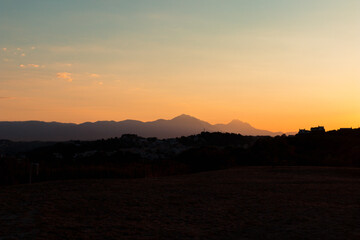 Fototapeta na wymiar sunset over the mountains (the sleeping beauty Pescara)