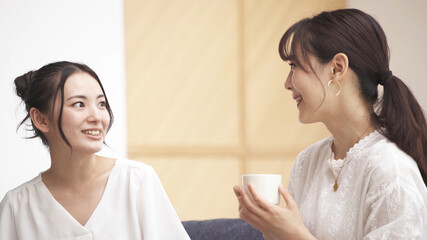 ソファーで談笑する二人の女性