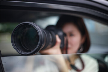 車内から写真を撮る女性