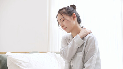 パジャマ姿の若い女性　疲労