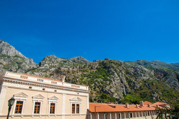 Fototapeta na wymiar Mountains above the old town of Kotor with a fortress that has survived to this day