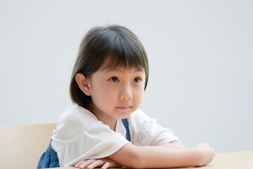 見つめる女の子