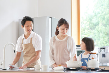 Fototapeta premium 料理をする家族
